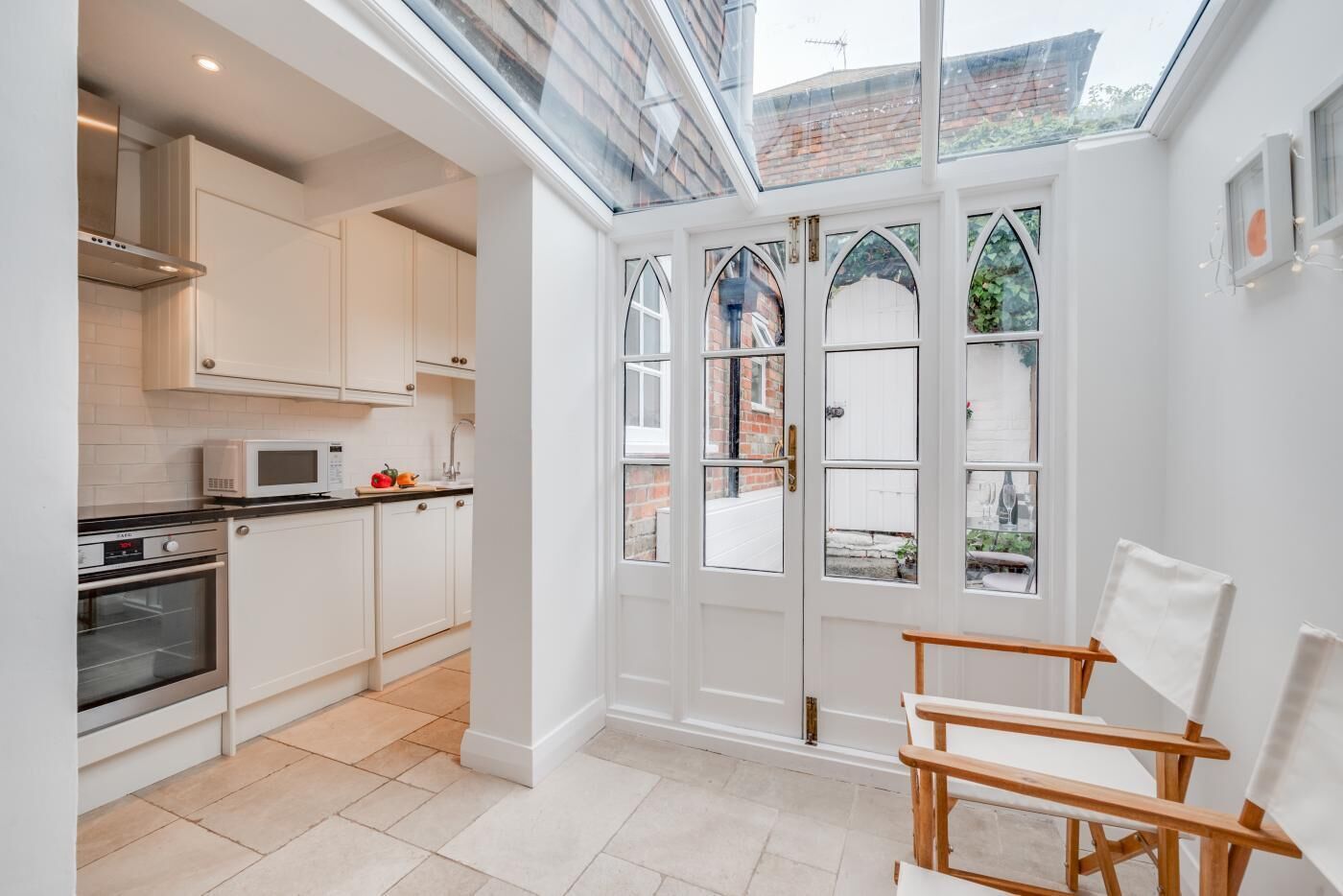 Microondas, horno, lavavajillas y periquera 