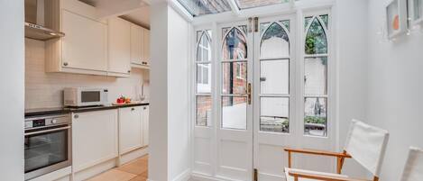 Microondas, horno, lavavajillas y periquera