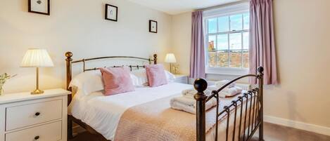 Tabla de planchar con plancha, wifi gratis y ropa de cama