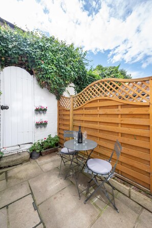 Outdoor dining - 4 Bed in Rye (oc-rh1175) (Rye)