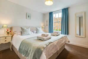 4 bedrooms, iron/ironing board, travel cot, free WiFi - 4 Bed in Rye (oc-rh1175) (Rye)