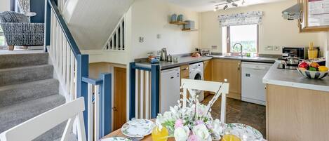 Mikrowelle, Ofen, Geschirrspüler, Hochstuhl