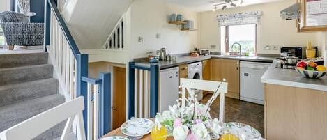 Mikrobølgeovn, ovn, oppvaskmaskin og høy barnestol