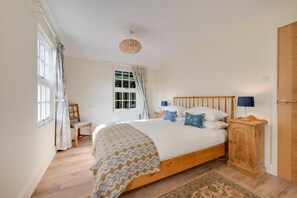 Tabla de planchar con plancha, wifi gratis, ropa de cama