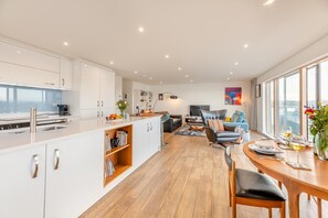 Oven, dishwasher, cookware/dishes/utensils