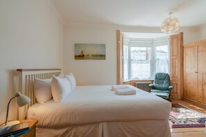 Een strijkplank/strijkijzer, gratis wifi, beddengoed