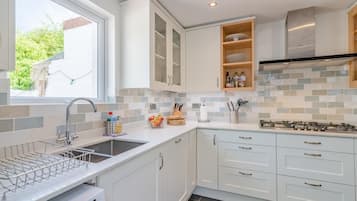 Microwave, oven, dishwasher, cookware/dishes/utensils