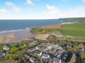 A coastal residential area with houses, a beach, and a cliff. - 2 Bed in Harlyn Bay (oc-c34365) (Harlyn Bay)