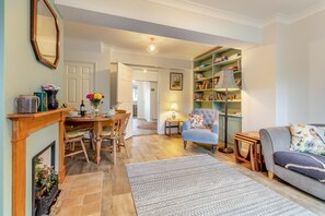 TV - 3 Bed in Theberton (oc-1pcs) (Theberton)