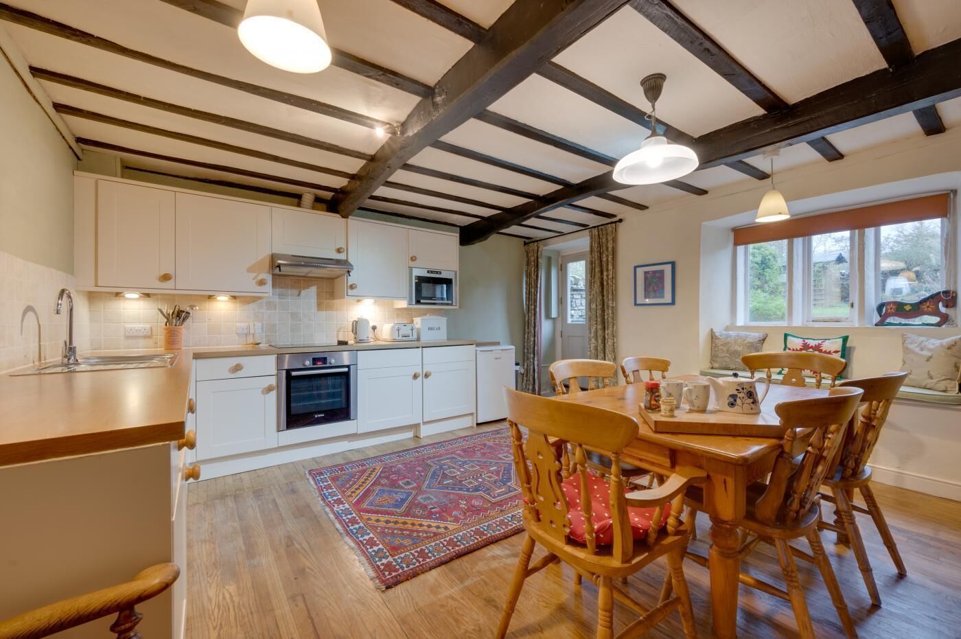 Micro-ondas, fogão, lava-louças, cadeirão de bebê