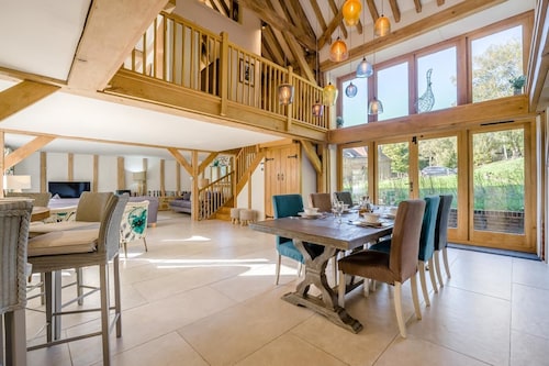 2 Bed in Holmbury St. Mary (oc-midfb)