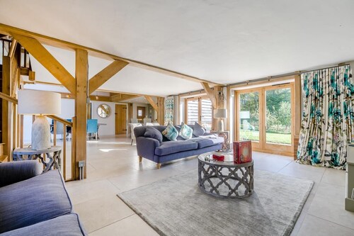 2 Bed in Holmbury St. Mary (oc-midfb)