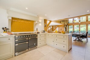 ميكروويف، فرن، غسالة أطباق، كرسي للأطفال