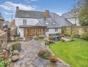 Outdoor dining - 3 Bed in Trellech (oc-j34206) (Trelleck)