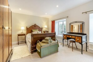 Bügeleisen/Bügelbrett, Reisekinderbett, kostenloses WLAN, Bettwäsche