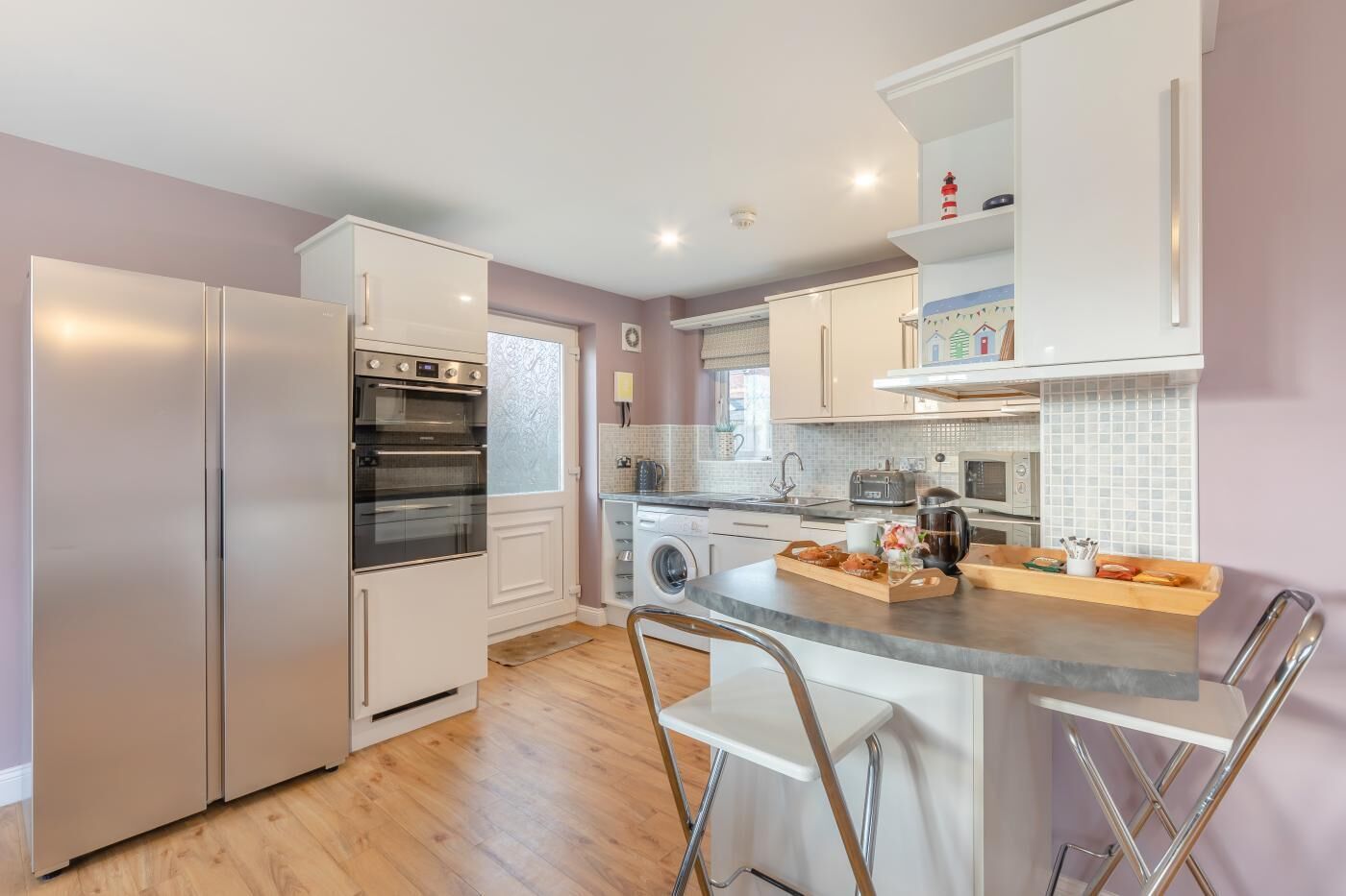 Fogão, lava-louças, cadeirão de bebê