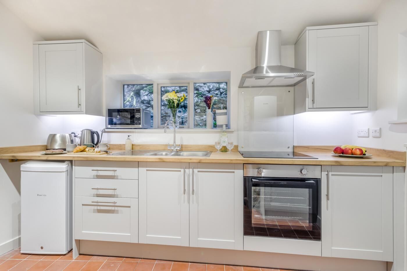 Four, batterie de cuisine, vaisselle et ustensiles