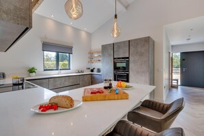 Microwave, oven, dishwasher, high chair - 4 Bed in Mattishall (oc-2367) (Mattishall)