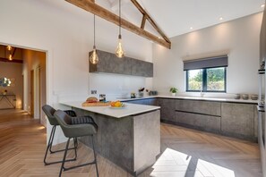 Microwave, oven, dishwasher, high chair - 4 Bed in Mattishall (oc-2367) (Mattishall)