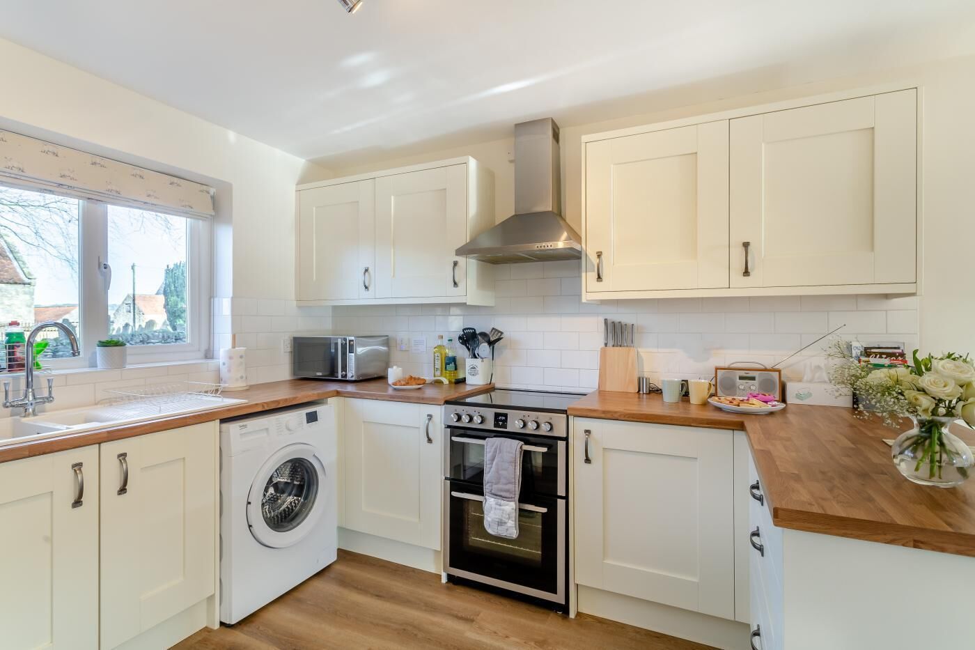 Microonde, forno, lavastoviglie, seggiolone