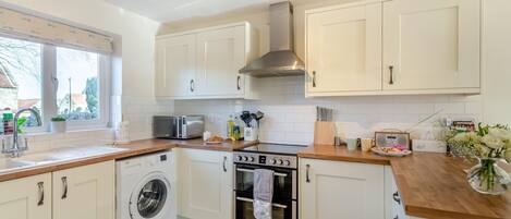 Microonde, forno, lavastoviglie, seggiolone