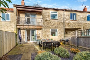 Outdoor dining - 3 Bed in Lockton (oc-y119) (Lockton)