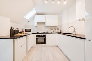 Microwave, oven, dishwasher, high chair - 3 Bed in St. Ives (oc-penlee) (Carbis Bay)