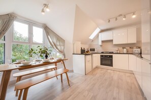 Microwave, oven, dishwasher, high chair - 3 Bed in St. Ives (oc-penlee) (Carbis Bay)