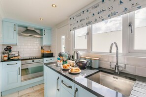 Microwave, oven, dishwasher, cookware/dishes/utensils - 1 Bed in Marazion (oc-lynwo) (Marazion)
