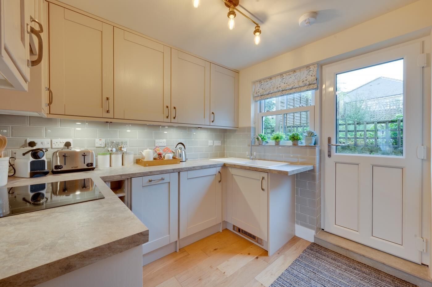 Microwave, oven, dishwasher, cookware/dishes/utensils