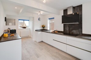 Microwave, oven, dishwasher, high chair - 4 Bed in Sandsend (oc-wa330) (Sandsend)