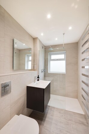 Hair dryer, towels - 4 Bed in Sandsend (oc-wa330) (Sandsend)