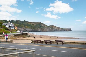 Beach - 4 Bed in Sandsend (oc-wa330) (Sandsend)