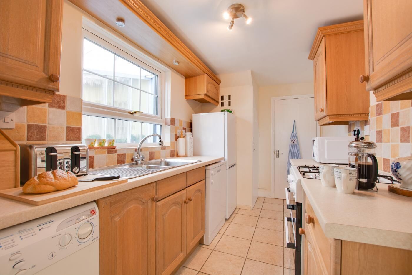 Mikrobølgeovn, ovn, oppvaskmaskin og høy barnestol