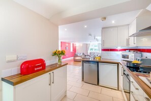 Microwave, oven, dishwasher, cookware/dishes/utensils