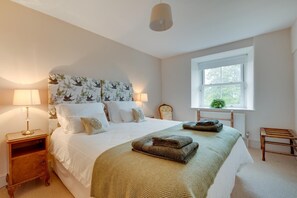 Iron/ironing board, travel cot, free WiFi, bed sheets - 4 Bed in Brithdir (oc-wag722) (Brithdir)