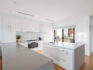 Køleskab, mikrobølgeovn, ovn, kogeplade