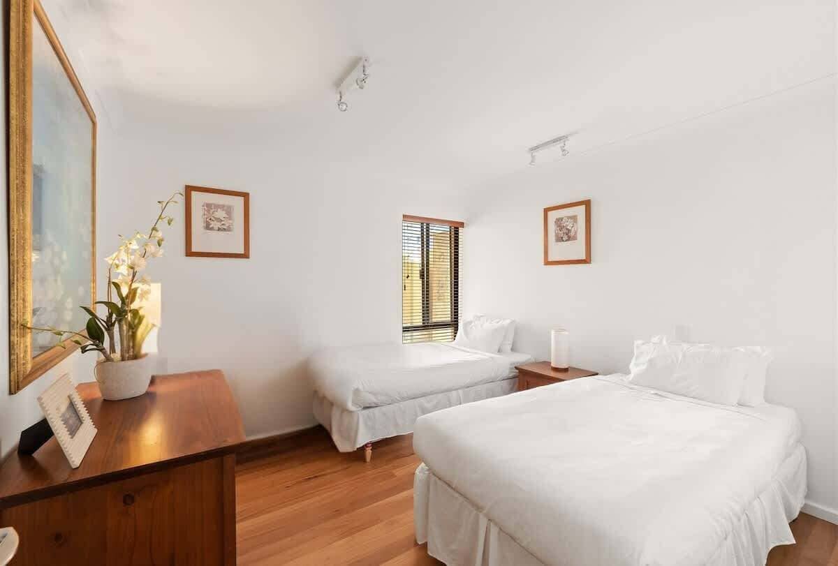 5 bedrooms, iron/ironing board, WiFi, bed sheets