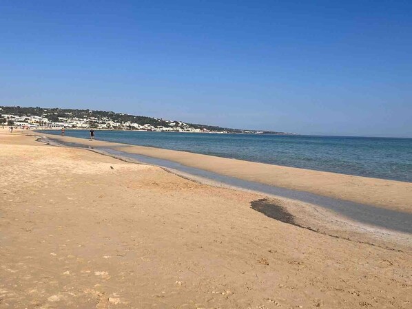 Una spiaggia nelle vicinanze