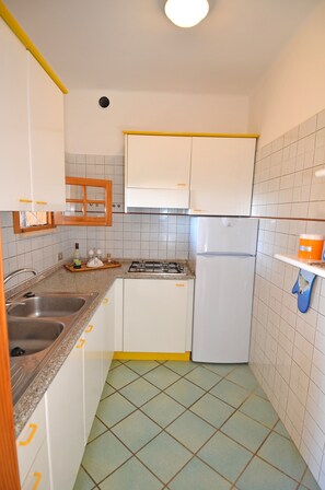 Frigorifero, microonde, forno, piano cottura