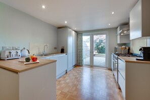 Microwave, oven, dishwasher, cookware/dishes/utensils - 3 Bed in Southwold (oc-6ng) (Southwold)