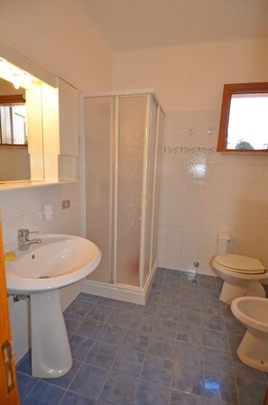 Shower, hair dryer, towels - Villa 'Casa Vite 2' with Sea View, Wi-Fi and Air Conditioning (Patu')
