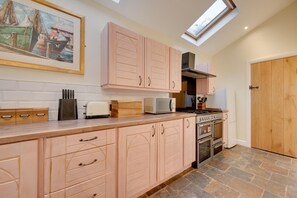 Microwave, oven, high chair, cookware/dishes/utensils - 3 Bed in Newton (oc-hh1234) (Newton)