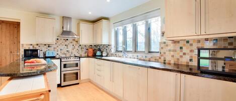 Micro-ondes, four, lave-vaisselle, chaise haute