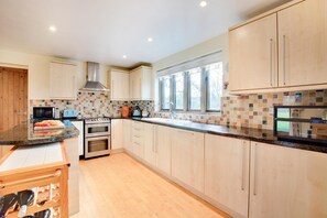 ميكروويف، فرن، غسالة أطباق، كرسي للأطفال