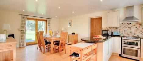 Microondas, horno, lavavajillas, silla alta para bebés