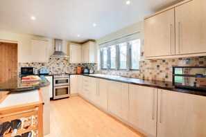 Microwave, oven, dishwasher, cookware/dishes/utensils - 3 Bed in Thursford (oc-2370) (Thursford)