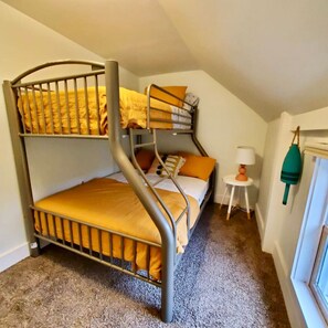 4 bedrooms, iron/ironing board, WiFi, bed sheets