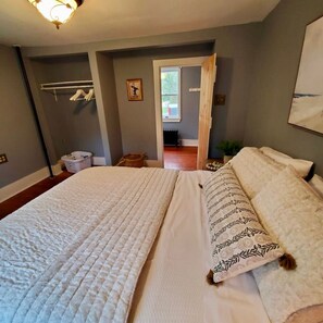 4 habitaciones, tabla de planchar con plancha, wifi y ropa de cama 