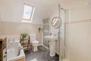 Hair dryer, towels - 3 Bed in Holt (oc-2342) (Holt)